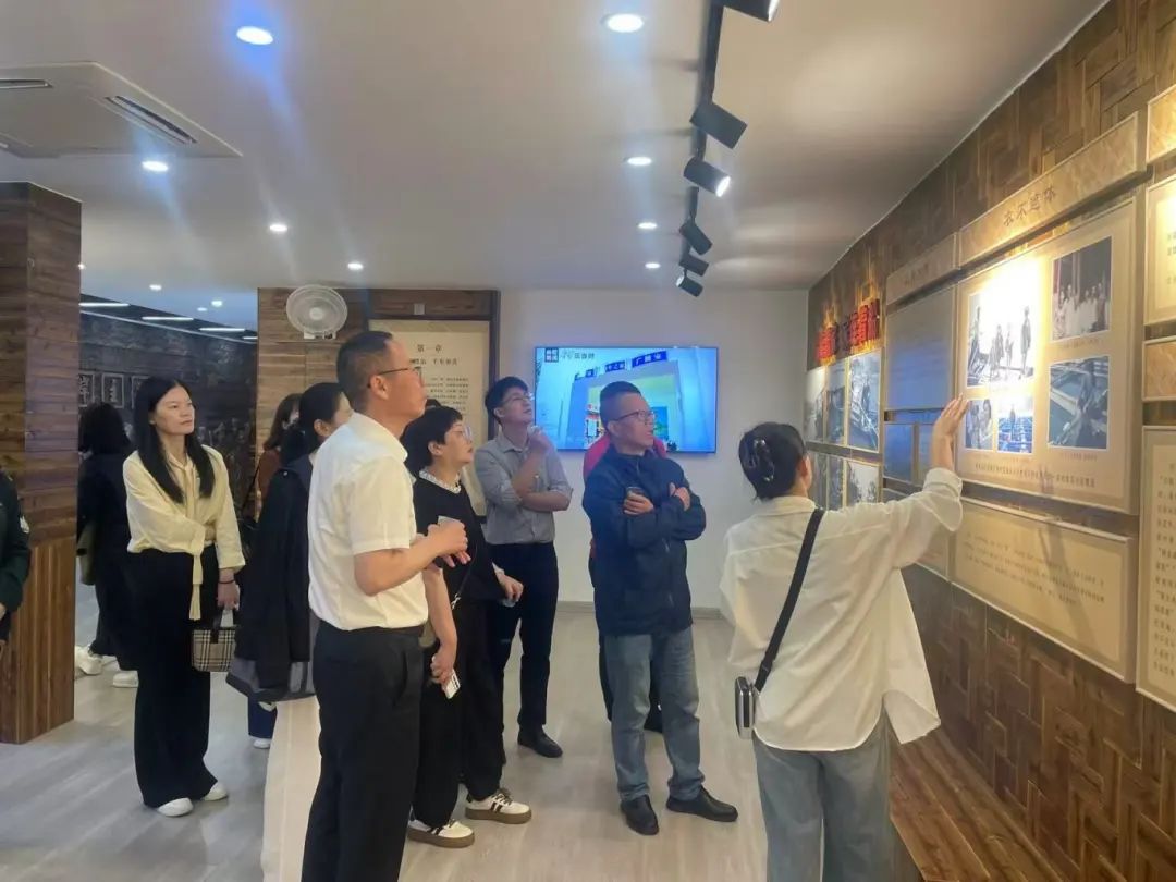 【国投风采】H动画
下属企业联合开展“沿着足迹学思想悟伟力”主题党日暨现场学习活动